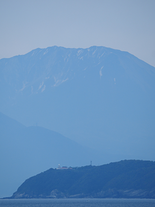 海から見た美保関灯台と大山