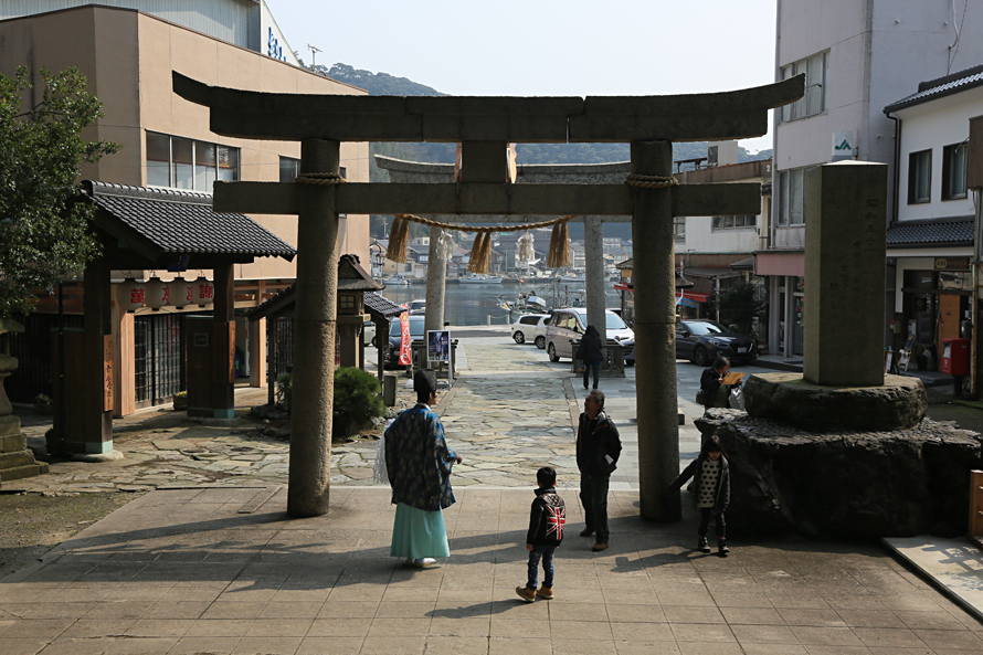 鳥居の下で